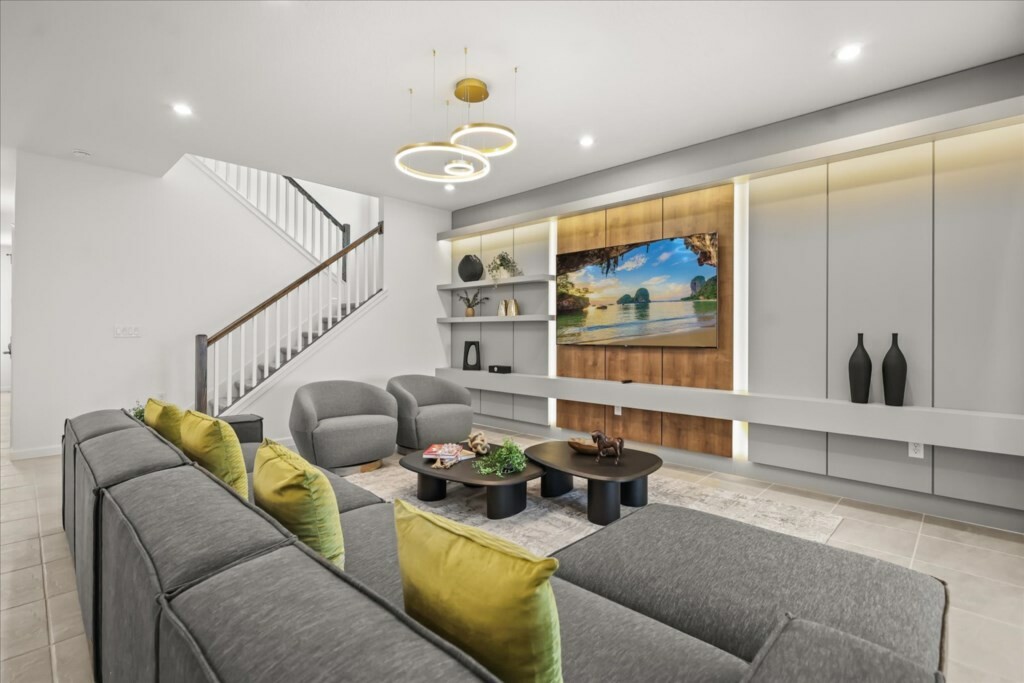 8 Bedrooms / 4.5 Bathrooms / Solara (2331CS)