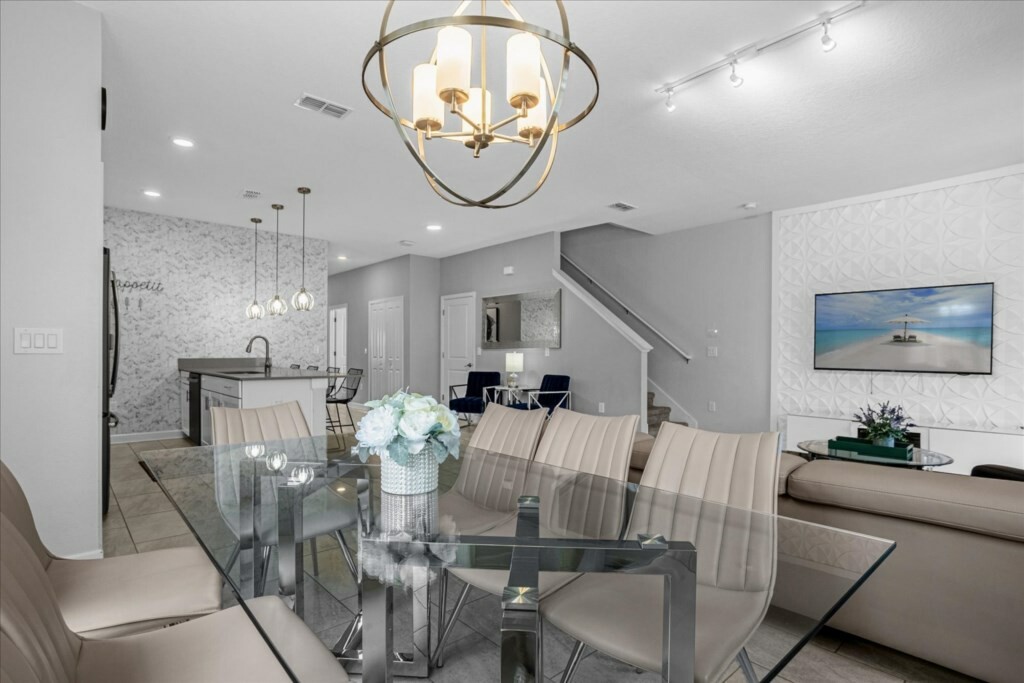 5 Bedrooms/ 4 Bathrooms/ Storey Lake (4813 LL)