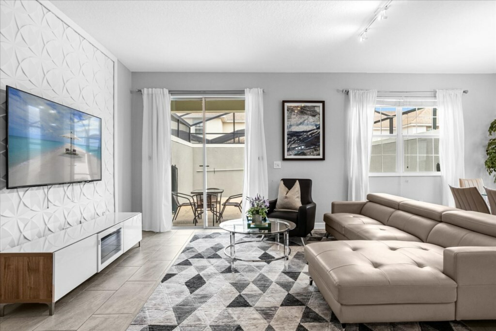 5 Bedrooms/ 4 Bathrooms/ Storey Lake (4813 LL)
