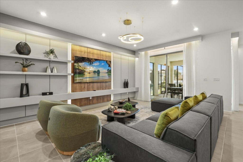 8 Bedrooms / 4.5 Bathrooms / Solara (2331CS)