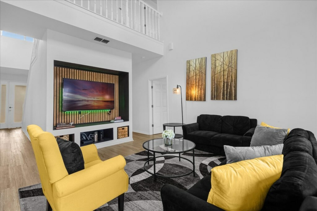 5 Bedrooms/ 3.5 Bathrooms/ Sunset Lakes (2943 SV)