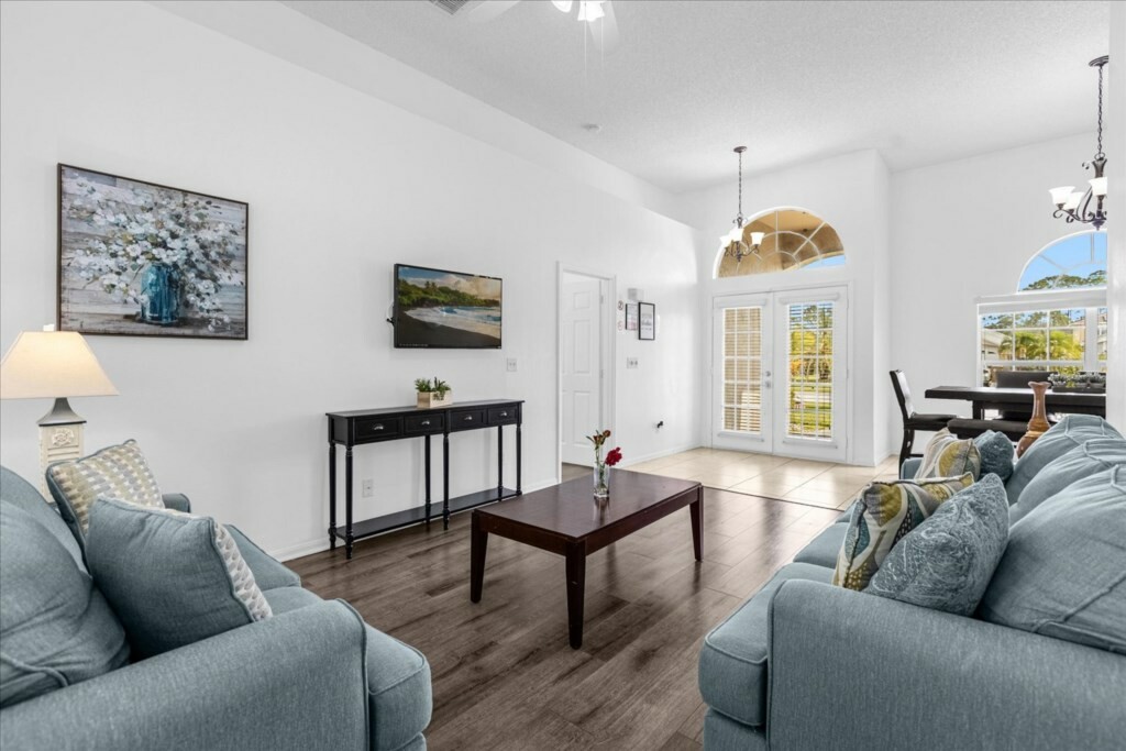 6 Bedrooms/ 4 Bathrooms/ Wilshire Oaks (2334 CC)